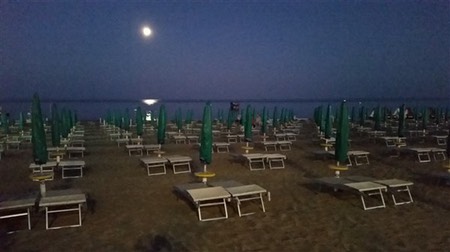 Luna piena nella spiaggia del Rosapineta