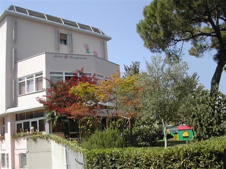 Facciata e giardino Rosapineta